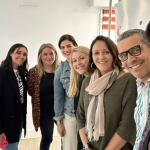 Equipe lors d'une réunion avec des clients